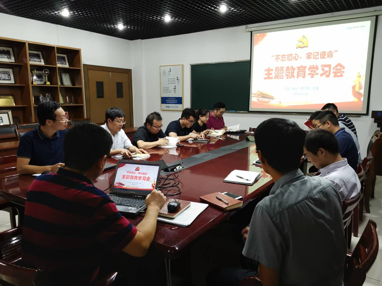 小黄书
开展主题教育第二次集体学习会